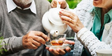 8 bevande salutari per gli anziani: l’importanza di bere