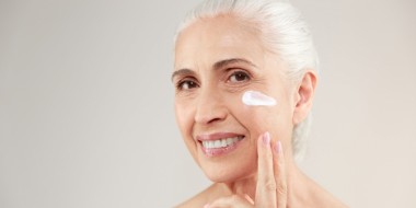 La scienza dietro la pelle degli anziani e perché sembra così brutta