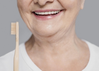 Come pulire i denti agli anziani non autosufficienti